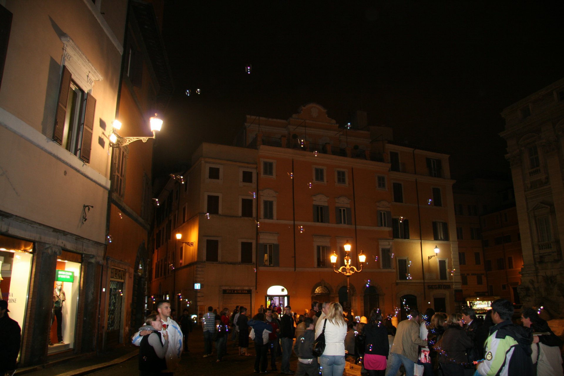 Цветной вечер у фонтана