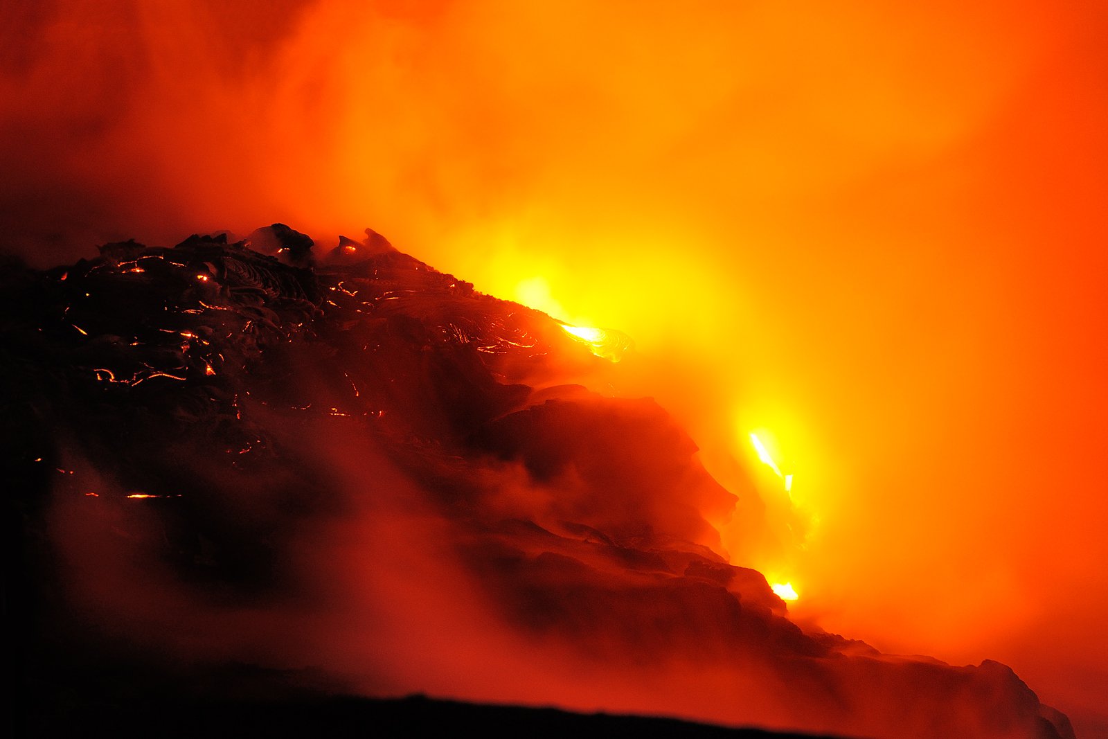 горящая лава на вулкане Килауэа