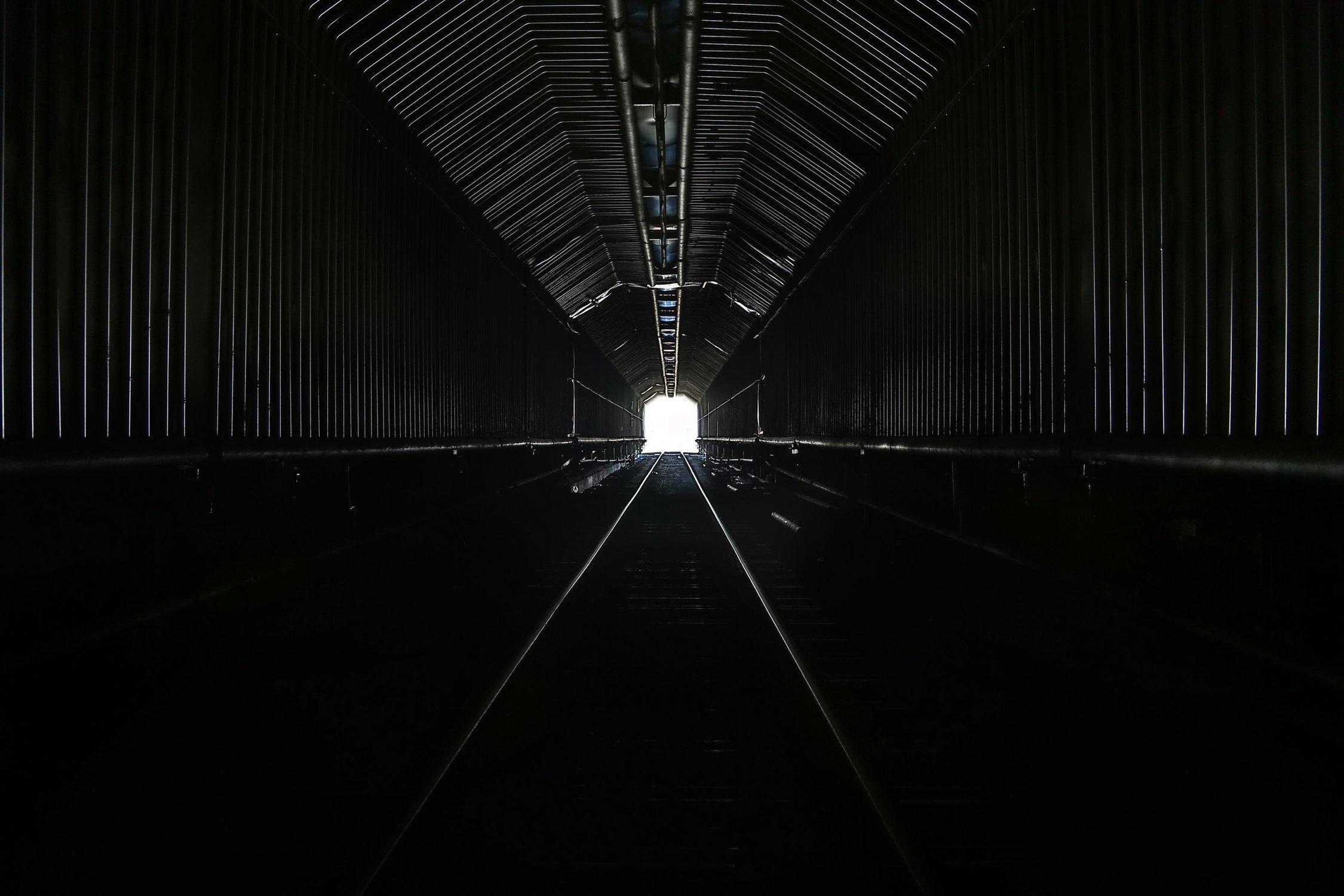 В конце туннеля виден свет. Белый свет в конце тоннеля. Свет в конце тоннеля. Свет в конце тоннеля фон. Свет в конце туннеля арт.