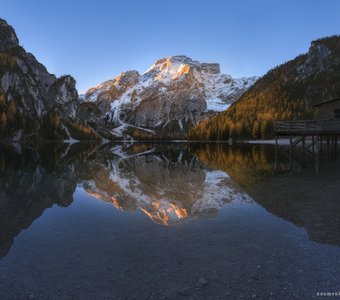 Италия. Доломитовые Альпы. Утро на озере Брайес