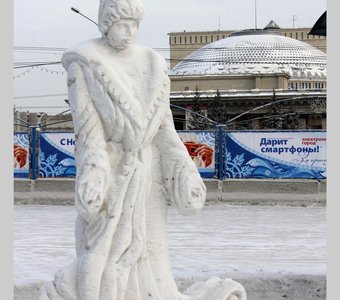 Снегурочка,скульптура из снега.