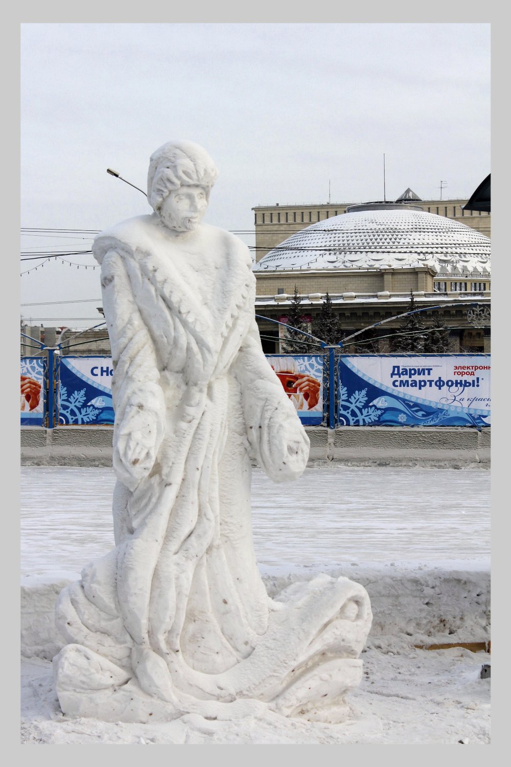 Снегурочка,скульптура из снега.
