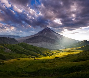 Вулкан Кизимен на закате.