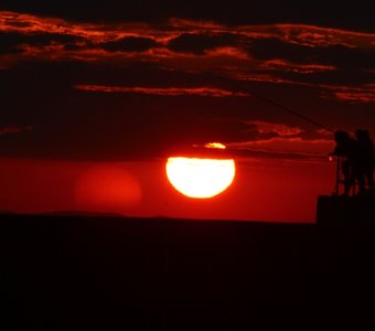 морская рыбалка вечером  на закате