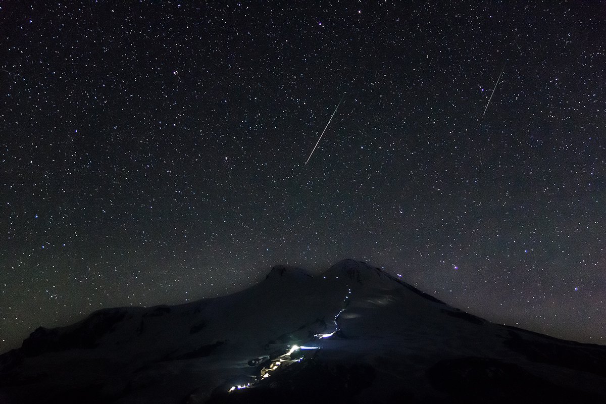 Метеориты Персииды над Эльбрусом.