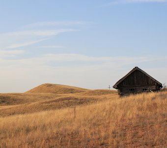 Избушка в горных волнах