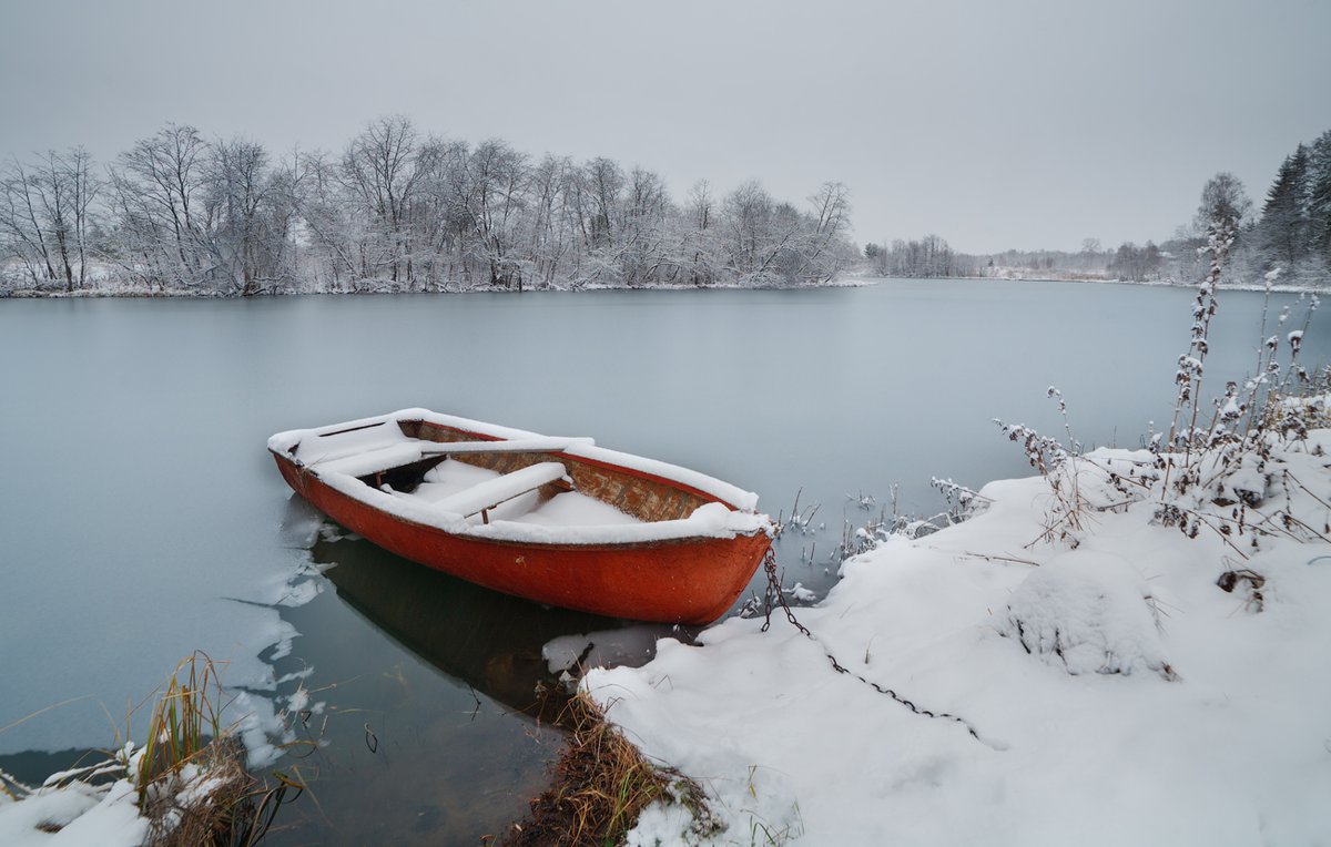 Лодка зимой на воде