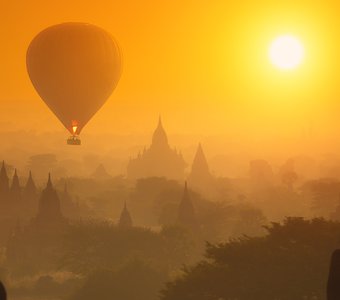 Воздушный шар над старым Баганом, Мьянма