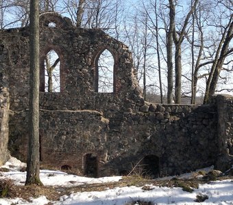 Развалины ливонского замка Кремон