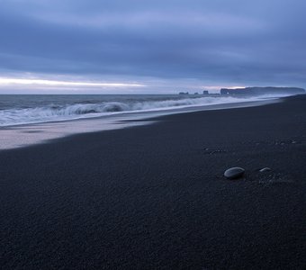 Черный пляж