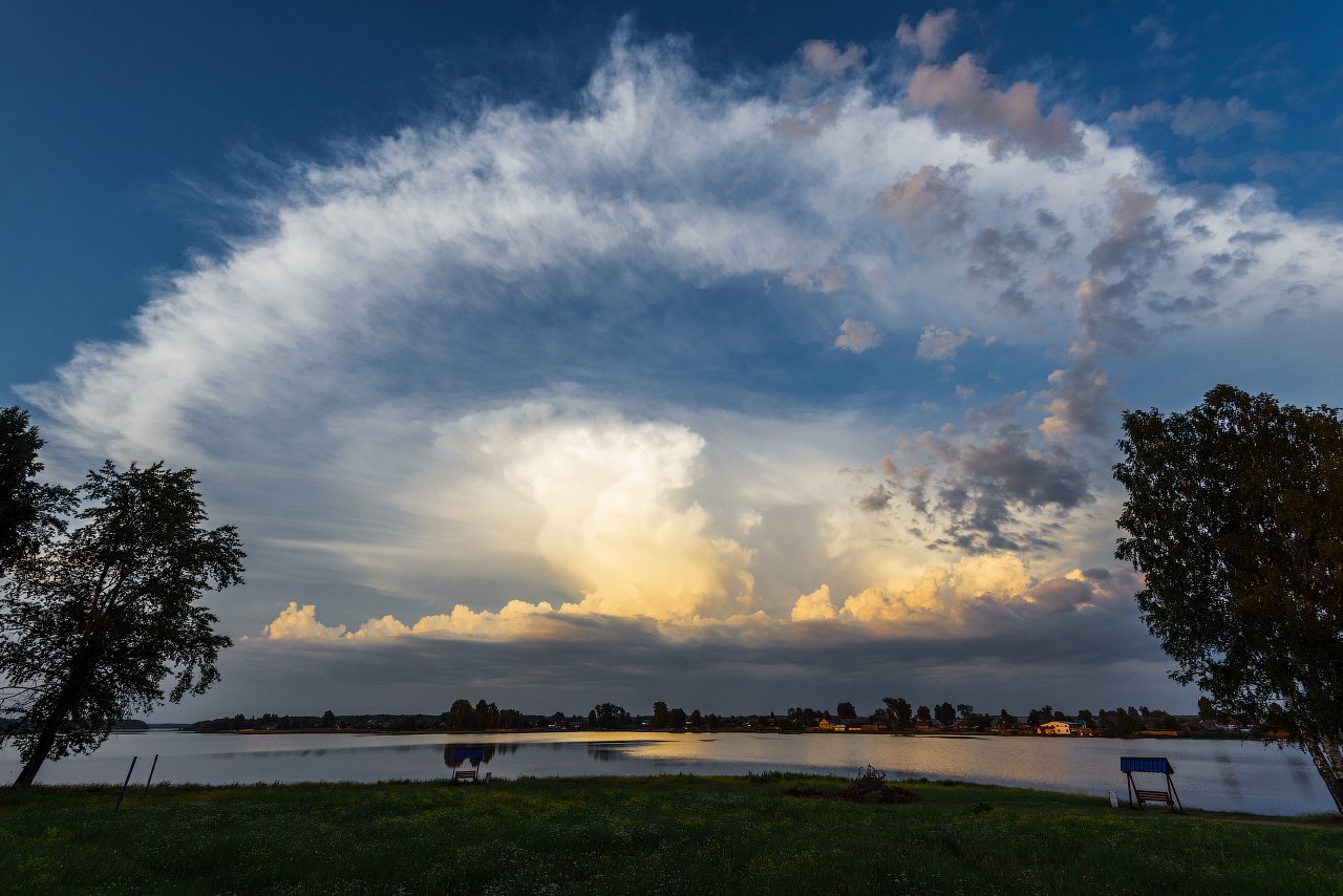 Небесная громада в лучах заката