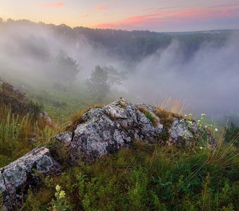 Утренний туман, окутывающий Мантуров камень.