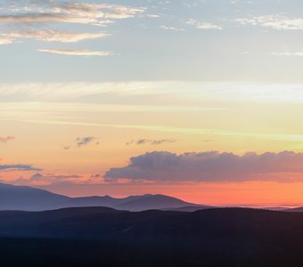 Рассвет в Уральских горах (панорама)