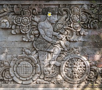 Балийская резьба по камню - барельеф храма Мадюве Каранг