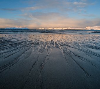 Песчаный берег на закате в отлив