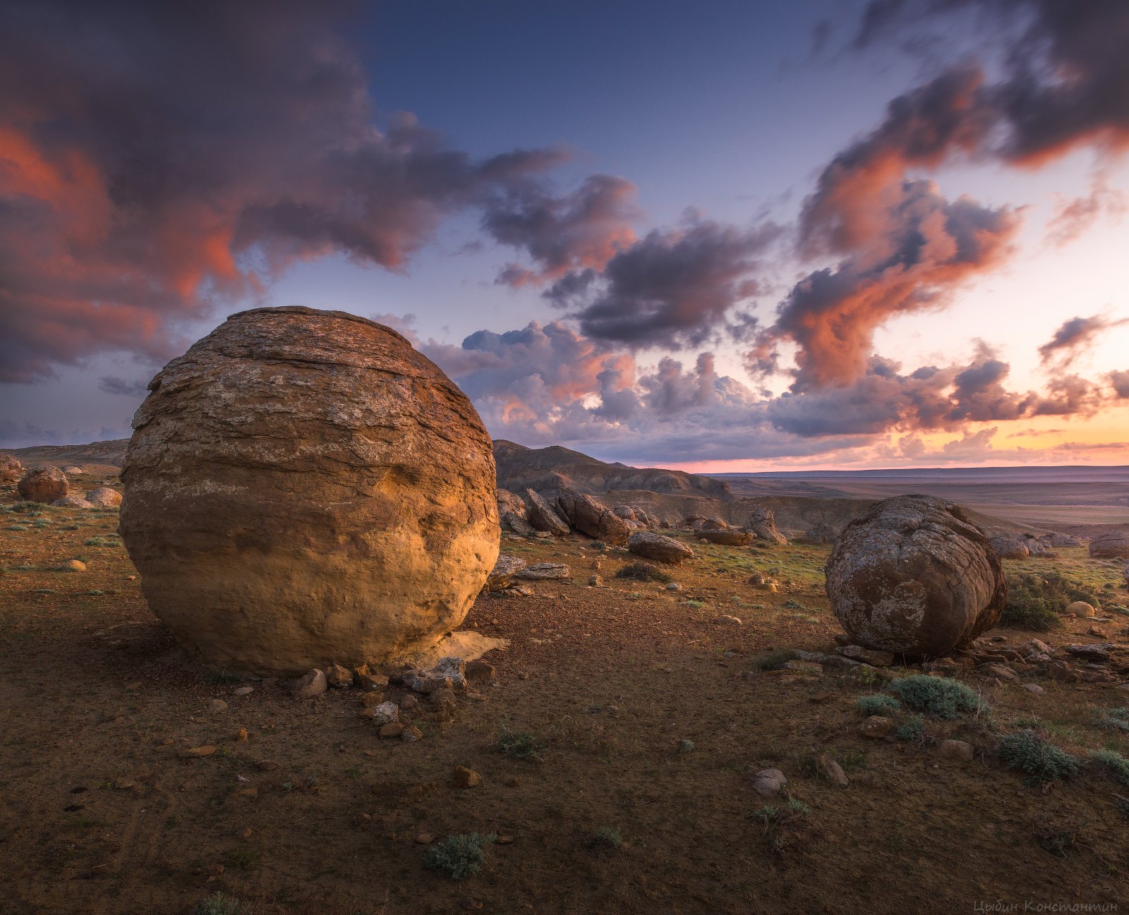 Казахстан. Утро в долине каменных шаров