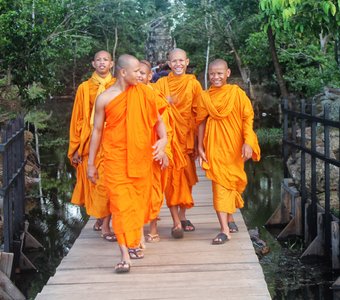 монахи