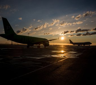 Самолеты в аэропорту Толмачево