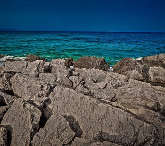 Каменистый берег ионического моря