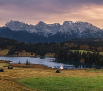 Германия. Бавария. Пасмурное утро на озере Geroldsee, вид на гору Karwendel