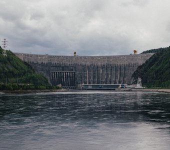 Сая́но-Шу́шенская гидроэлектроста́нция