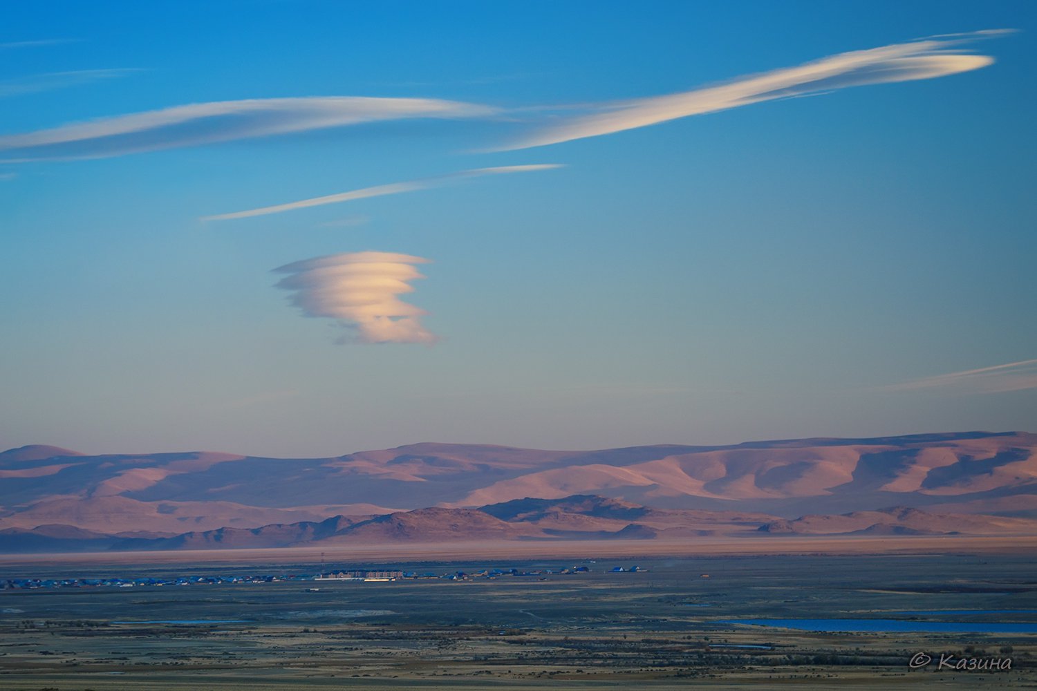Лентикулярное облако над Чуйской степью.