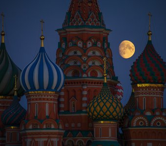 Лунный фонарь над луковками Храма Василия Блаженного.