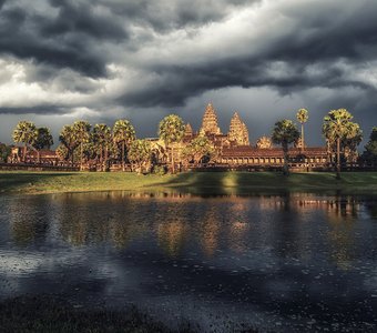 Золотой закат над Ангкором