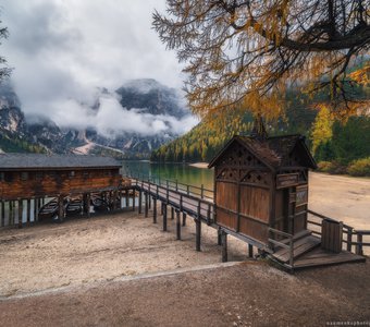 Италия. Доломиты. Лодочная станция на озере Braies