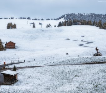 Италия. Доломиты. Снежное утро на плато Alpe di Siusi