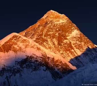 Эверест (8 848 м) в последних лучах закатного Солнца