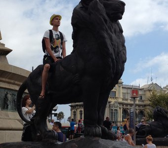 Лев у статуи Колумба