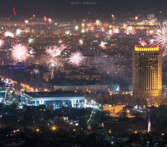 Новогодние фейерверки в городе Алматы, Казахстан.