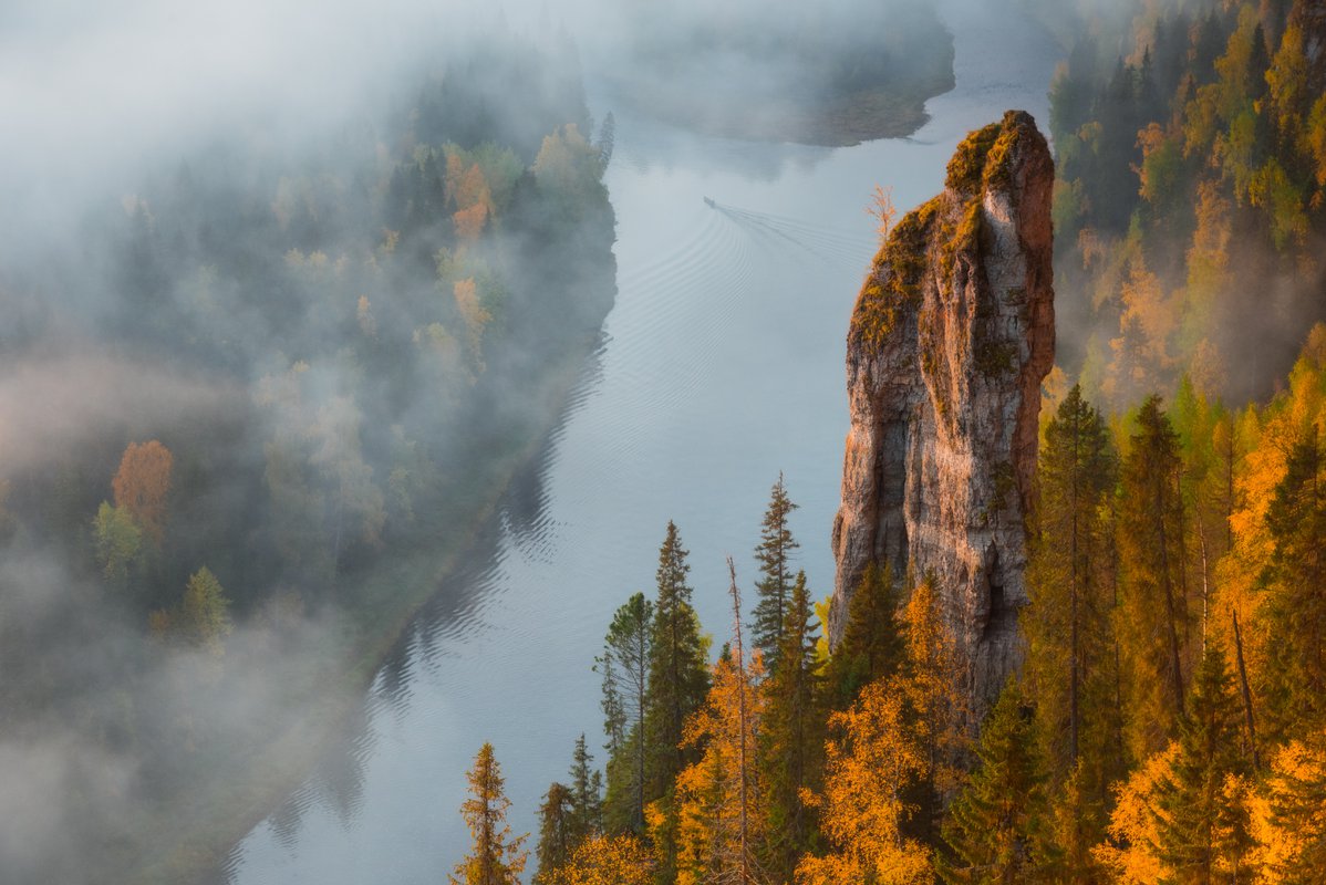 на краю реки