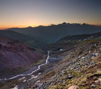 Рассвет у подножья горы Казбек