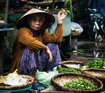 Портрет старушки на рынке во Вьетнаме
