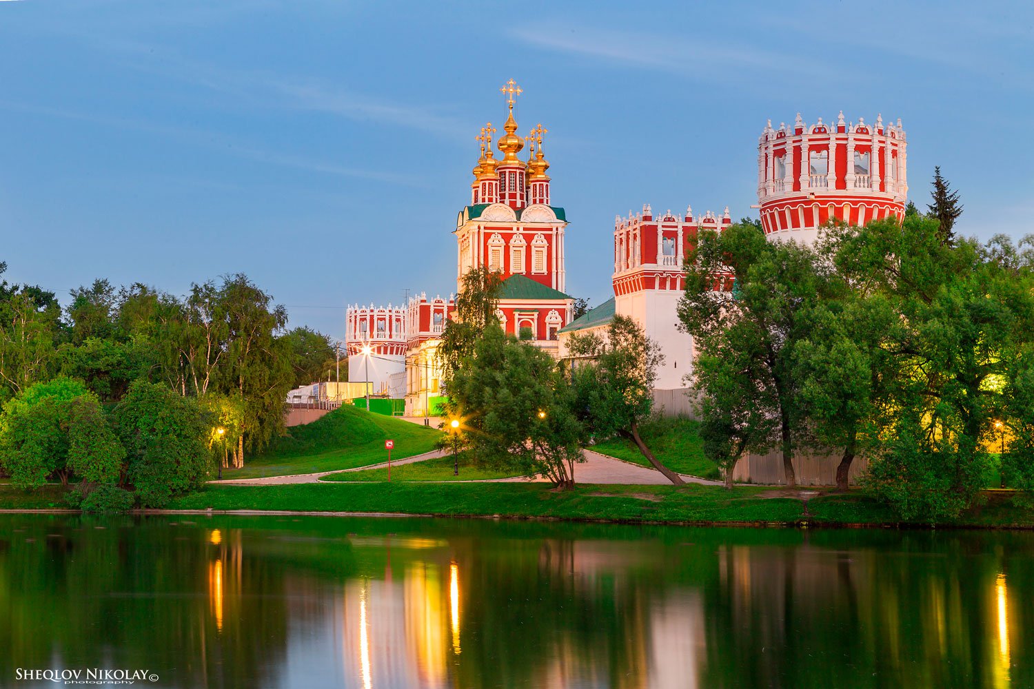 Новоде́вичий Богородице-Смоленский монасты́рь