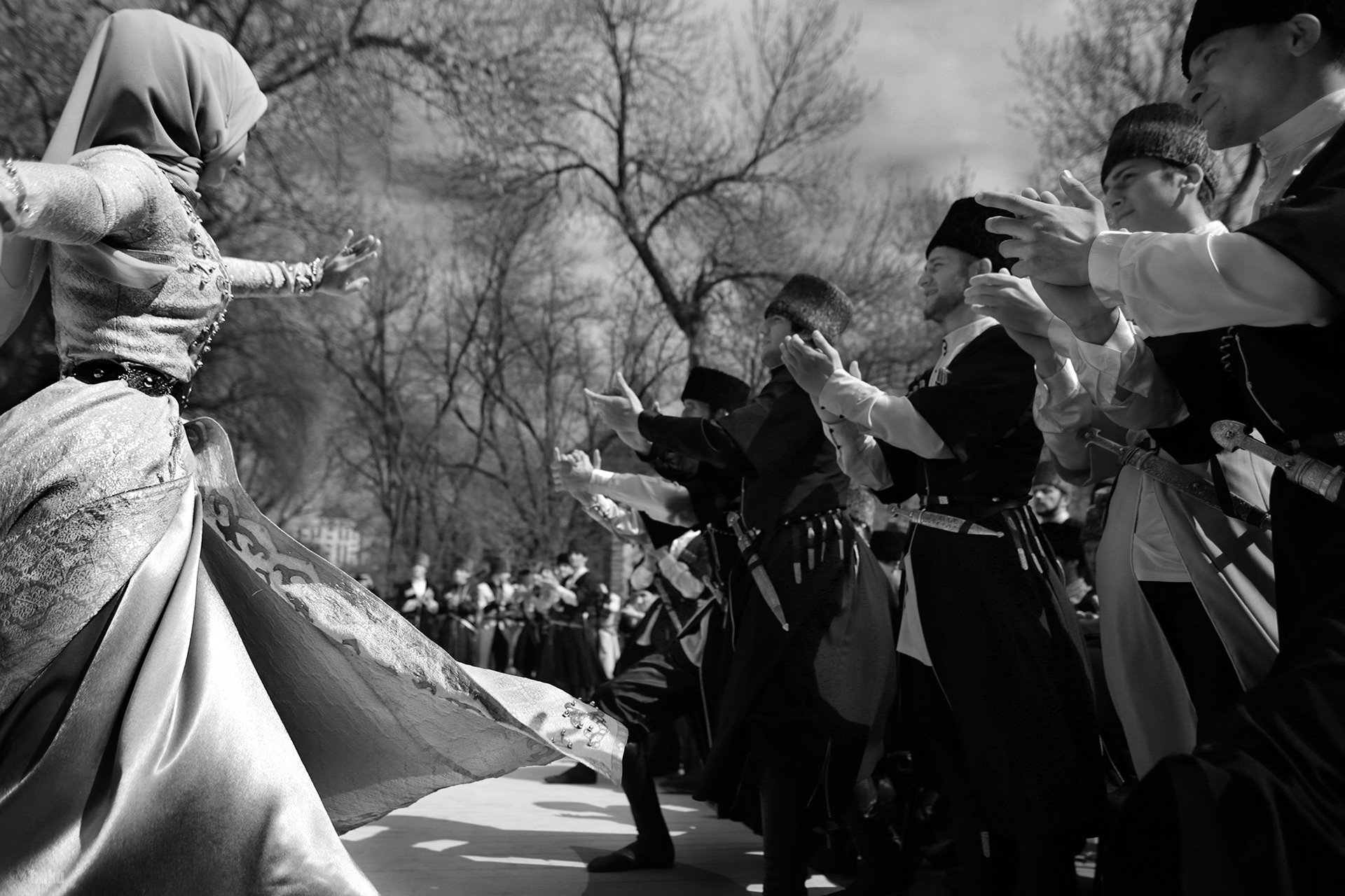 Лезгинка на свадьбе. Традиции чеченского народа. Чеченская культура. Ловзар чеченский. Чеченские традиции.