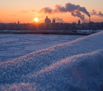 Морозный закат над Александро-Невской лаврой