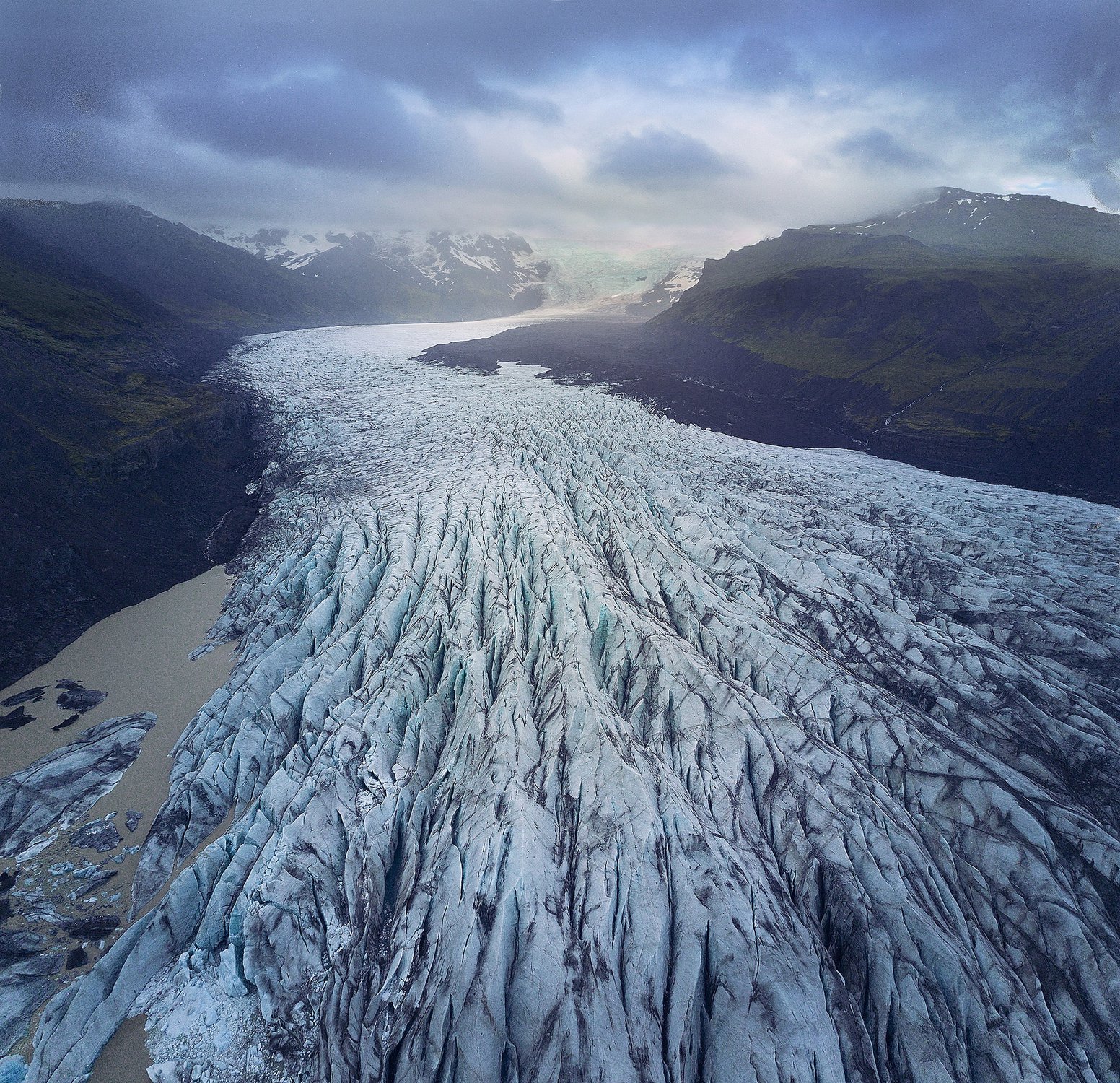 Ледник Ватнайёкюдль, ползущий в долину
