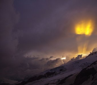 Лучи уходящего солнца над перевалом "Эхо войны"