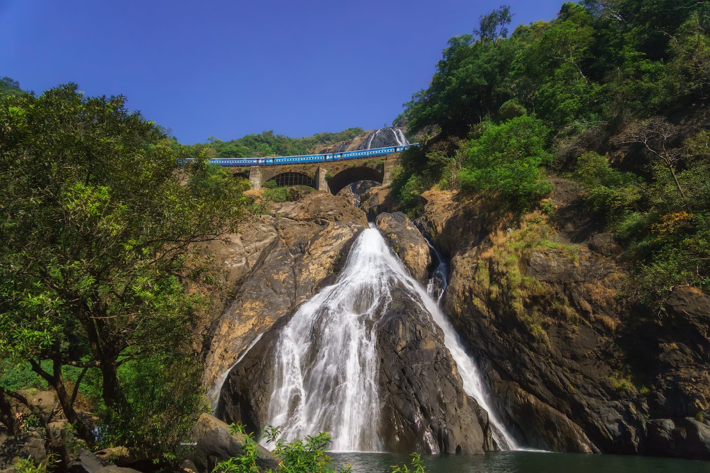 Поезд через водопад Дудхсагар