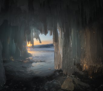 В ледяной пещере на закате