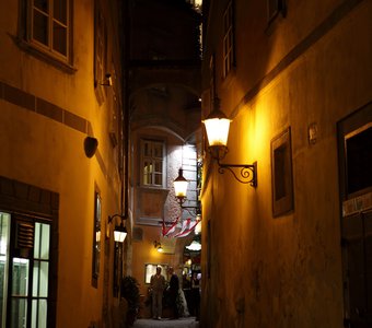 Ночь, переулок, фонарь, кафе...