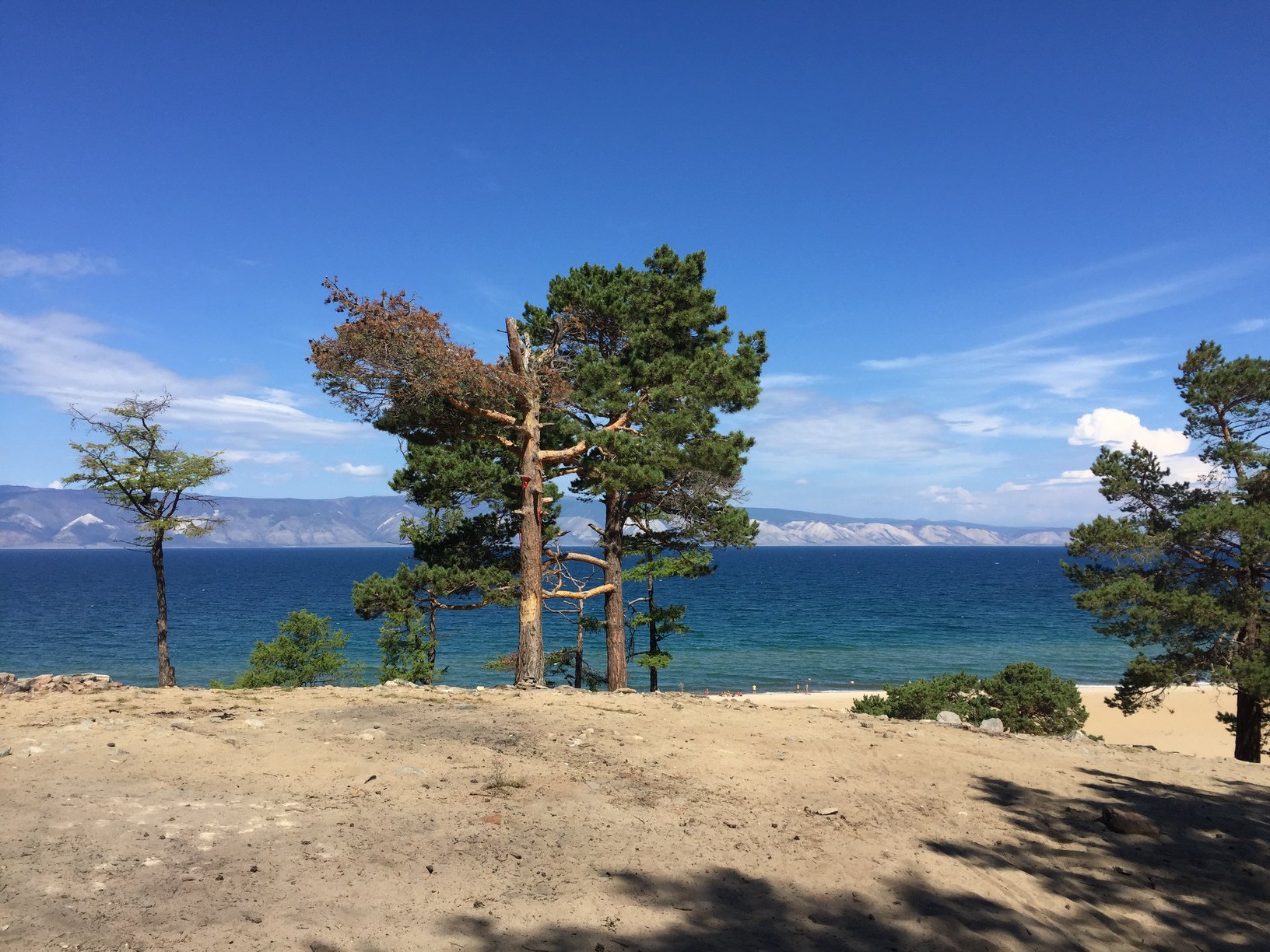 Синие воды Байкала и ясный берег Бурятии