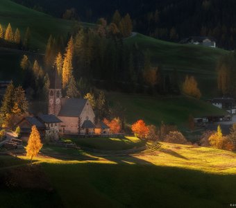 Италия. Доломиты. Осенние склоны у церкви Santa Maddalena