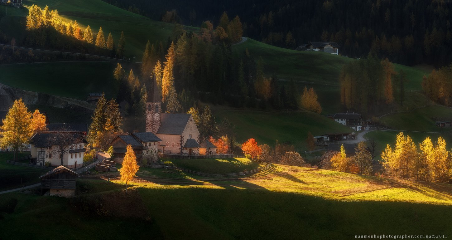 Италия. Доломиты. Осенние склоны у церкви Santa Maddalena