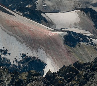 Красный лёд ледников Алтая