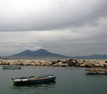 Вид на Везувий с набережной Неаполя