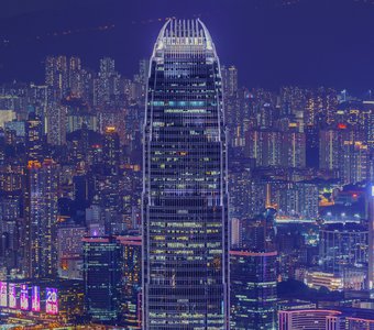 Вид на город и здание Международного финансового центра с пика Виктории. Гонконг